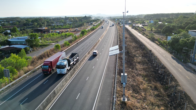 Ph&acirc;n biệt 'vượt xe' v&agrave; 'vượt phải' thế n&agrave;o để tr&aacute;nh bị phạt? - Ảnh 2.