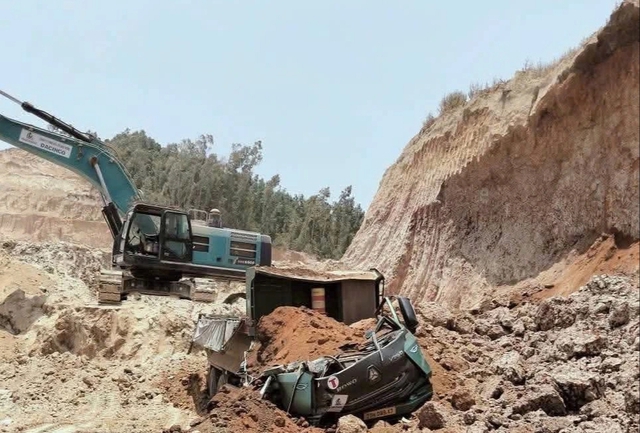 Sạt lở mỏ đất v&ugrave;i lấp cabin xe tải khiến 1 người tử vong - Ảnh 1.