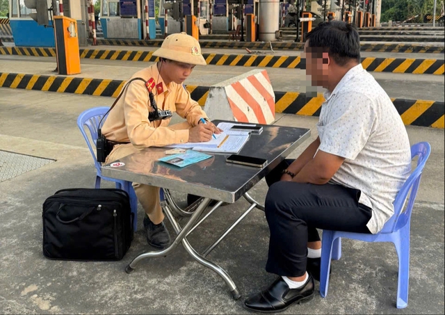 CSGT h&oacute;a trang tr&ecirc;n cao tốc, t&agrave;i xế vừa d&ugrave;ng điện thoại đ&atilde; bị ghi h&igrave;nh - Ảnh 2.