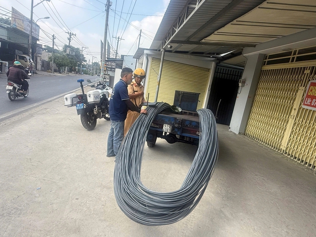 Xe ba b&aacute;nh chở sắt d&agrave;i loằng ngoằng, CSGT TP.HCM xử l&yacute; gần 200 trường hợp - Ảnh 1.