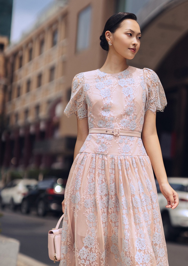 Sức hút nhẹ nhàng mà sang trọng từ trang phục váy ren - Ảnh 1.