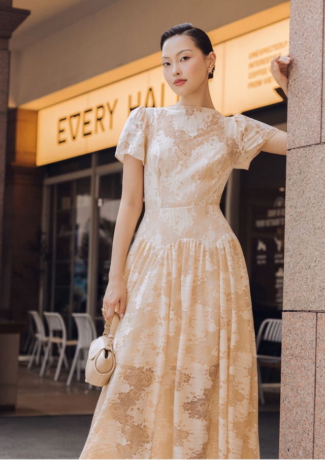 Sức hút nhẹ nhàng mà sang trọng từ trang phục váy ren - Ảnh 2.