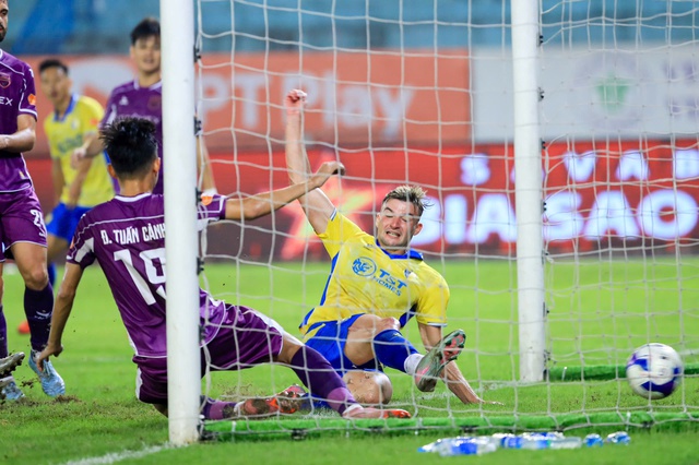 Đỗ Ho&agrave;ng H&ecirc;n qu&aacute; xuất sắc, CLB H&agrave; Nội thắng ngược Becamex TP.HCM: &Aacute;p s&aacute;t tốp 3- Ảnh 4.