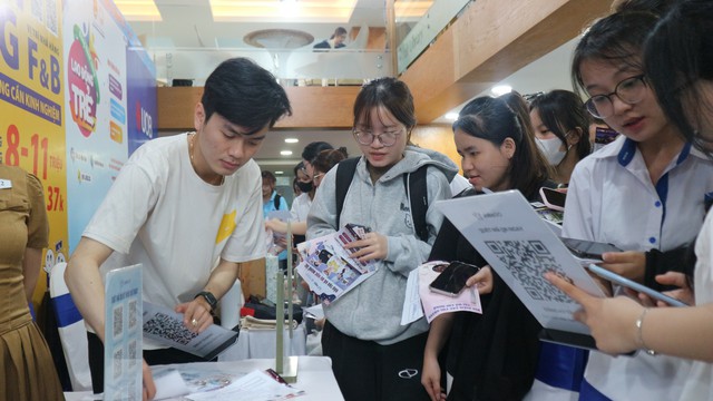 Nhiều việc l&agrave;m lương cao, c&oacute; vị tr&iacute; thu nhập l&ecirc;n đến 50 triệu đồng/th&aacute;ng - Ảnh 1.