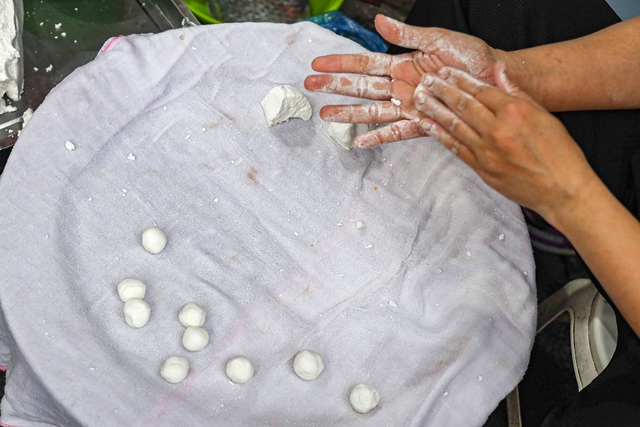 Khi đặt những vi&ecirc;n b&aacute;nh l&ecirc;n b&agrave;n thờ trong ng&agrave;y Tết H&agrave;n thực, người Việt kh&ocirc;ng chỉ d&acirc;ng một m&oacute;n ăn, m&agrave; c&ograve;n gửi v&agrave;o đ&oacute; những ước vọng đời thường - Ảnh 2.