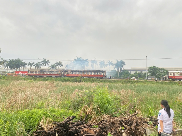 Tàu khách Hải Phòng - Hà Nội bất ngờ bốc cháy, 2 toa bị thiêu rụi- Ảnh 2.