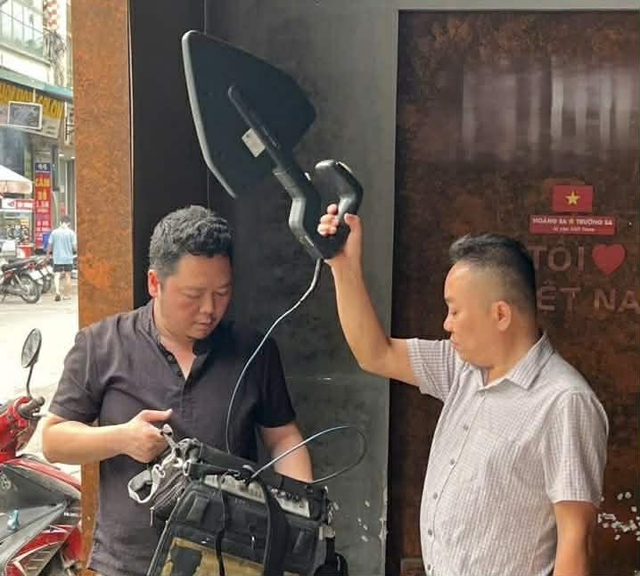 Bất ngờ thủ phạm khiến h&agrave;ng loạt &ocirc; t&ocirc;, xe m&aacute;y ở H&agrave; Nội bị 't&ecirc; liệt'- Ảnh 1.