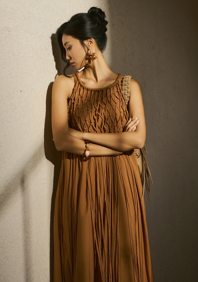 Bí quyết diện váy không tay thanh lịch, giúp nàng khoe trọn vóc dáng - Ảnh 8.