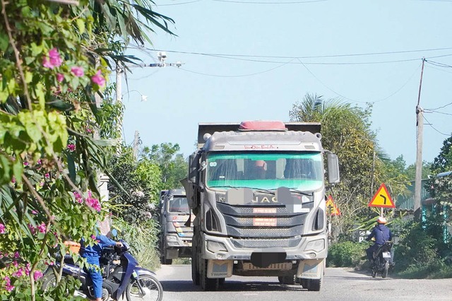 Khổ v&igrave; bụi, tiếng ồn từ xe tải thi c&ocirc;ng s&acirc;n bay- Ảnh 1.