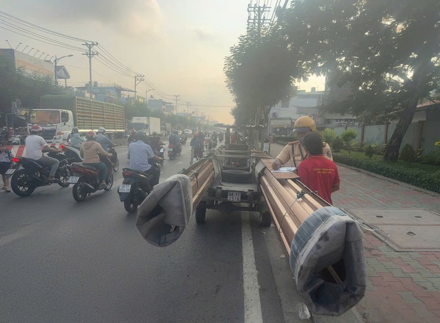 Xe ba b&aacute;nh chở sắt d&agrave;i loằng ngoằng, CSGT TP.HCM xử l&yacute; gần 200 trường hợp - Ảnh 2.