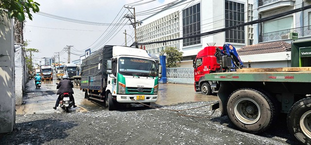 Đường v&agrave;o cảng T&acirc;n Thuận xuống cấp, TP.HCM y&ecirc;u cầu sửa gấp- Ảnh 1.