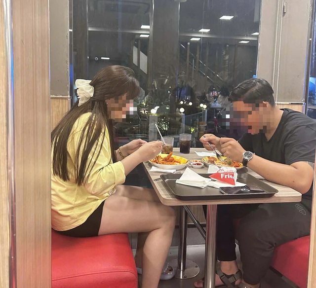 Ăn khuya g&acirc;y b&eacute;o ph&igrave; v&agrave; những hệ lụy kh&ocirc;ng ngờ cho giới trẻ năm 2026 - Ảnh 1.