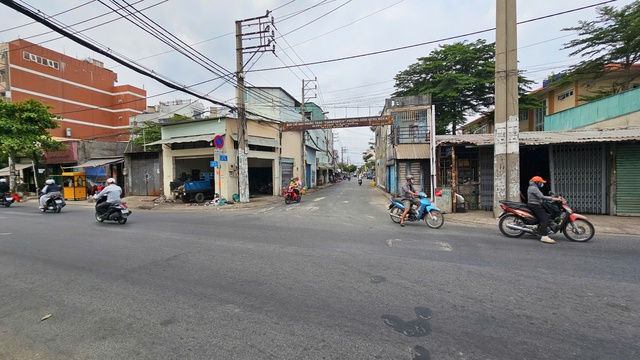 X&aacute;c minh clip người mặc &aacute;o xe &ocirc;m c&ocirc;ng nghệ d&ugrave;ng hung kh&iacute; đ&aacute;nh người tr&ecirc;n đường - Ảnh 1.