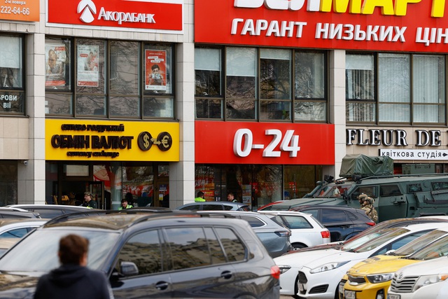 Xả s&uacute;ng chết người tại Kyiv, nghi phạm đang cố thủ trong si&ecirc;u thị- Ảnh 1.