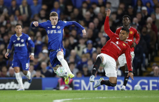 M.U đ&aacute;nh bại Chelsea ngay tại Stamford Bridge, Tottenham bị Brighton chia điểm ph&uacute;t 90+5- Ảnh 1.