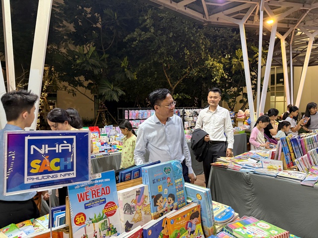 TP.HCM th&iacute; điểm m&ocirc; h&igrave;nh hội s&aacute;ch khuyến đọc tại chung cư- Ảnh 2.