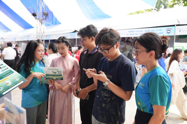 TP.HCM: Hơn 1.600 cơ hội việc l&agrave;m cho sinh vi&ecirc;n chuẩn bị tốt nghiệp - Ảnh 2.