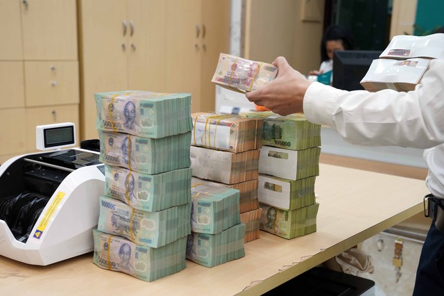 Lượng tiền gửi ng&acirc;n h&agrave;ng sụt giảm mạnh- Ảnh 1.