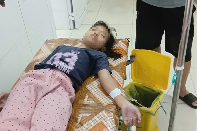 Nghệ An: Hơn 20 người nhập viện v&igrave; ngộ độc sau khi ăn b&aacute;nh m&igrave;- Ảnh 1.