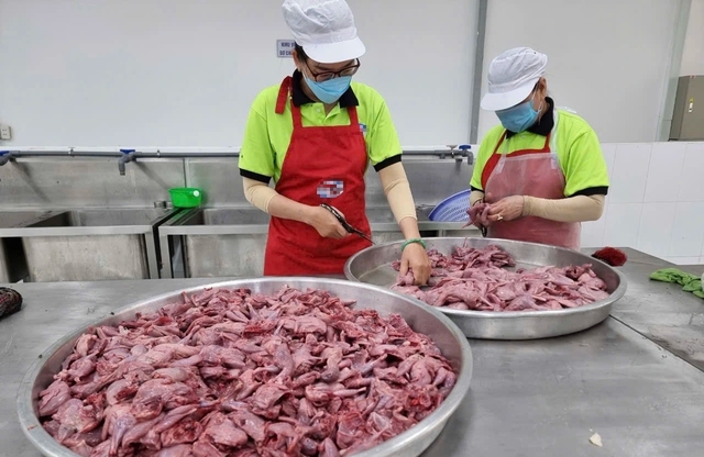 40.000 đồng/suất cơm kh&ocirc;ng đủ no: C&ocirc;ng nh&acirc;n chật vật, doanh nghiệp lỗ 100 triệu đồng/th&aacute;ng- Ảnh 3.