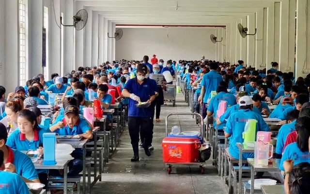 40.000 đồng/suất cơm kh&ocirc;ng đủ no: C&ocirc;ng nh&acirc;n chật vật, doanh nghiệp lỗ 100 triệu đồng/th&aacute;ng- Ảnh 2.