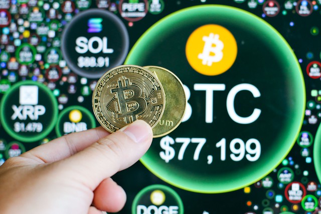 Gi&aacute; Bitcoin h&ocirc;m nay 18.4.2026: Tăng vọt l&ecirc;n 78.000 USD sau khi Iran mở eo biển Hormuz - Ảnh 1.