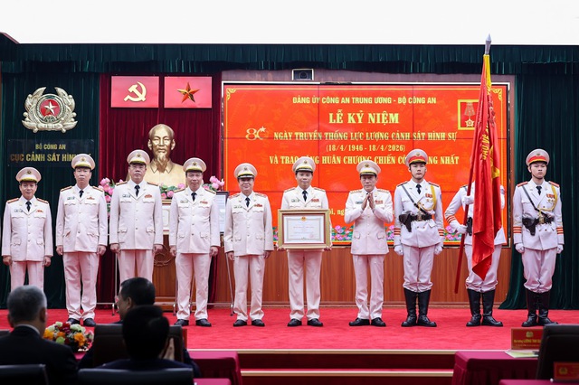 Thủ tướng: Cảnh s&aacute;t h&igrave;nh sự phải c&oacute; &lsquo;tr&aacute;i tim n&oacute;ng, c&aacute;i đầu lạnh, b&agrave;n tay sạch&rsquo;- Ảnh 2.