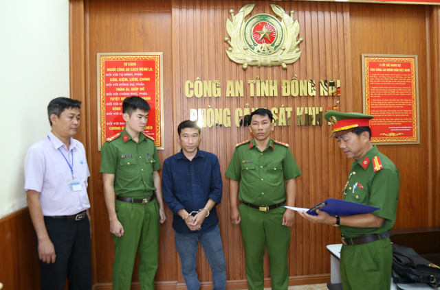  Khởi tố 2 bị can đổ chất thải da bò gây ô nhiễm môi trường- Ảnh 1.