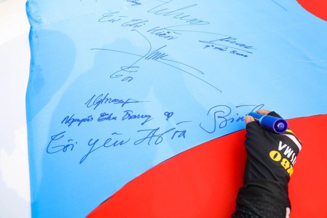 Ấn tượng h&agrave;nh tr&igrave;nh V&igrave; h&ograve;a b&igrave;nh tr&ecirc;n 'đất lửa'- Ảnh 5.