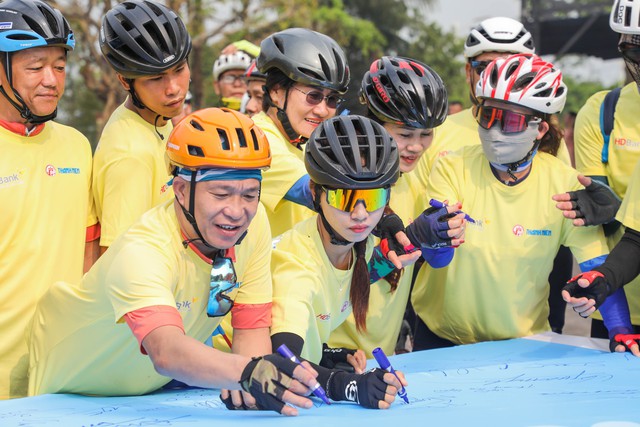 Ấn tượng h&agrave;nh tr&igrave;nh V&igrave; h&ograve;a b&igrave;nh tr&ecirc;n 'đất lửa'- Ảnh 4.