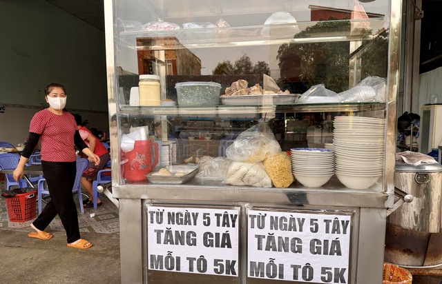 40.000 đồng/suất cơm kh&ocirc;ng đủ no: C&ocirc;ng nh&acirc;n chật vật, doanh nghiệp lỗ 100 triệu đồng/th&aacute;ng- Ảnh 1.