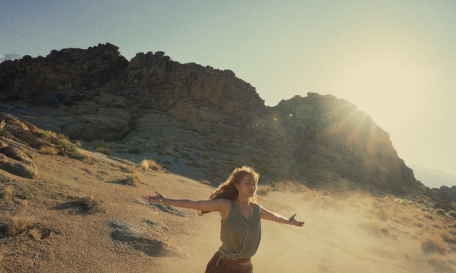 Đ&ocirc;ng Nhi: C&agrave;ng tỏa s&aacute;ng, c&agrave;ng c&ocirc; độc- Ảnh 2.