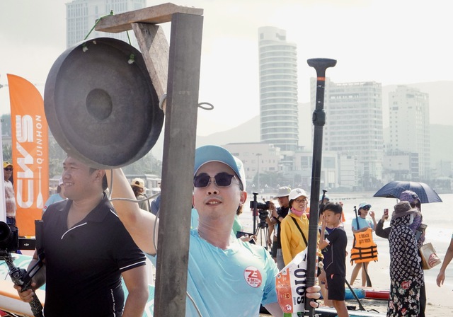 Phố biển Quy Nhơn sặc sỡ sắc m&agrave;u trong giải đua thuyền sup- Ảnh 17.