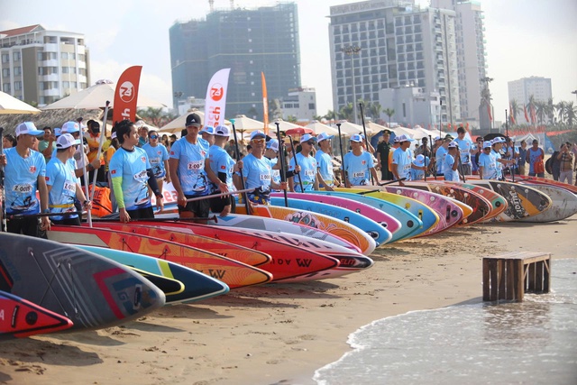 Phố biển Quy Nhơn sặc sỡ sắc m&agrave;u trong giải đua thuyền sup- Ảnh 1.