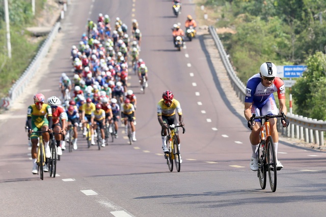 Tay đua Marchuk Dzianis lần thứ 5 thắng chặng, xứng danh vua nước r&uacute;t C&uacute;p truyền h&igrave;nh- Ảnh 1.