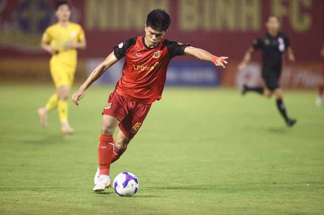 Sao trẻ Việt kiều ghi b&agrave;n m&atilde;n nh&atilde;n ng&agrave;y &lsquo;tướng&rsquo; H&agrave;n ra mắt, CLB Ninh B&igrave;nh thắng dễ PVF-CAND- Ảnh 2.