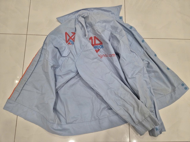 'Tá hỏa tam tinh' khi đặt mua áo sơ mi nữ nhưng nhận áo công nhân nam- Ảnh 1.