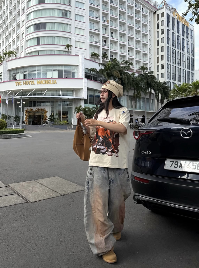 Cách phối áo phông xuống phố giúp nàng năng động, cuốn hút- Ảnh 1.