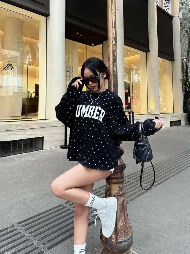 Chỉ một sợi dây chuyền mảnh giúp nàng nâng tầm trang phục- Ảnh 1.