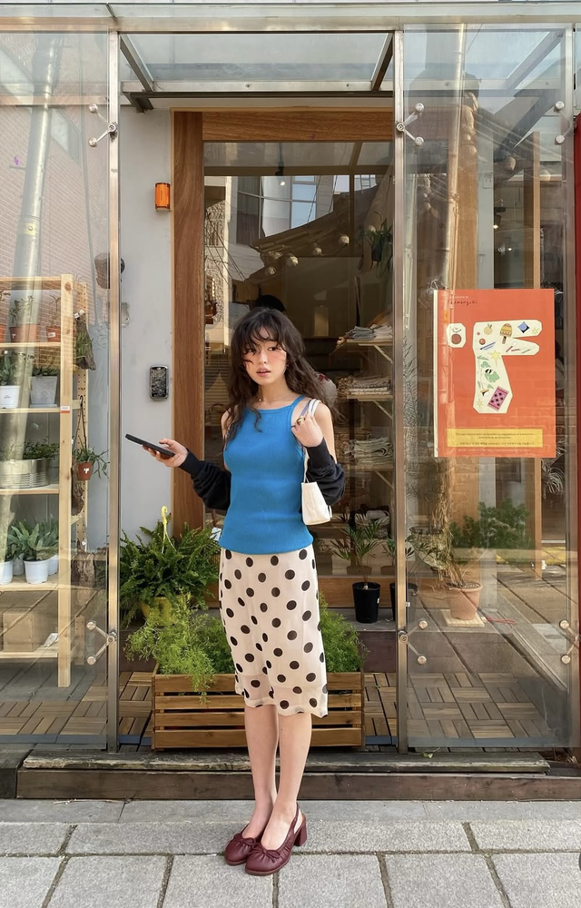 Bản giao hưởng dịu dàng của áo hai dây phối chân váy midi  - Ảnh 1.