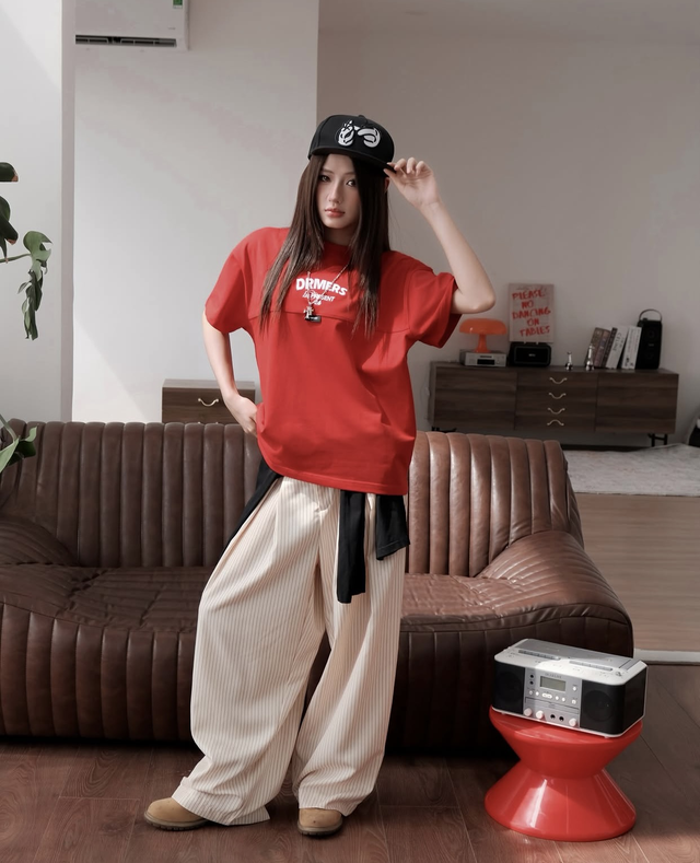 Cách phối áo phông xuống phố giúp nàng năng động, cuốn hút- Ảnh 2.