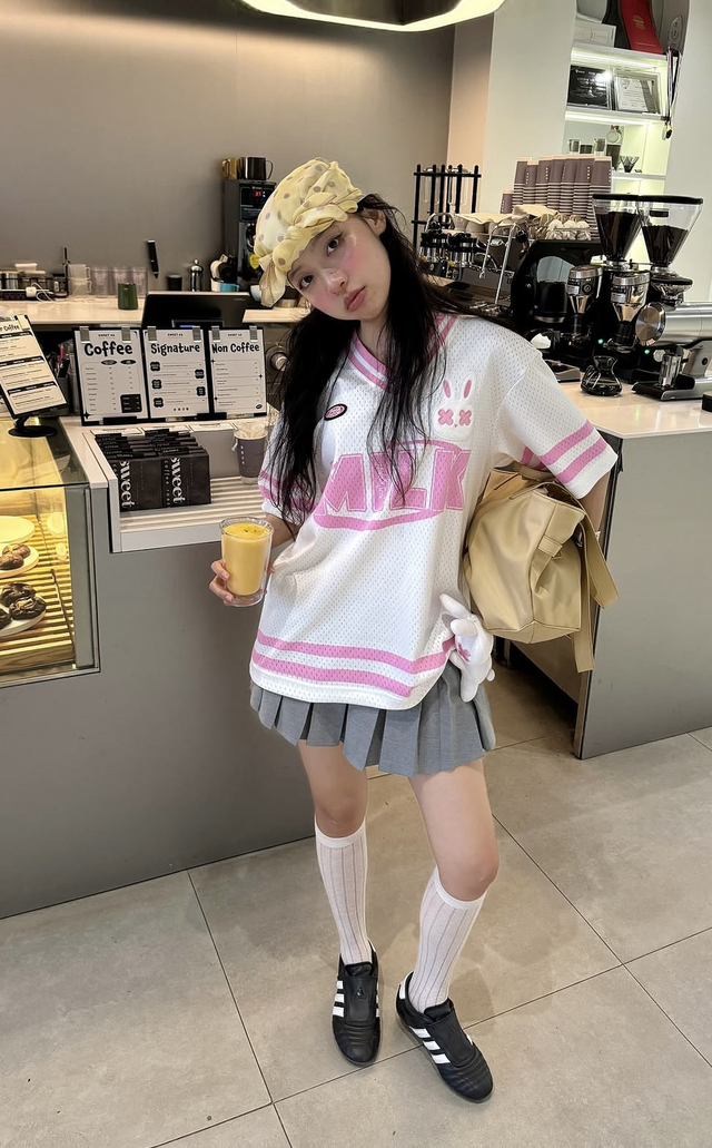 Cách phối áo phông xuống phố giúp nàng năng động, cuốn hút- Ảnh 4.