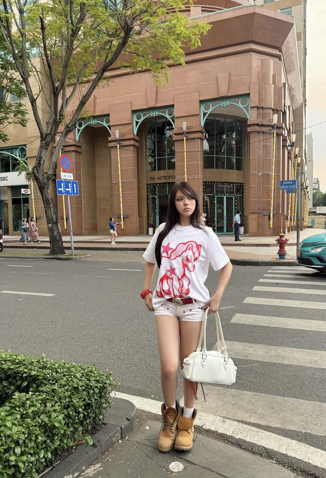 Cách phối áo phông xuống phố giúp nàng năng động, cuốn hút- Ảnh 5.