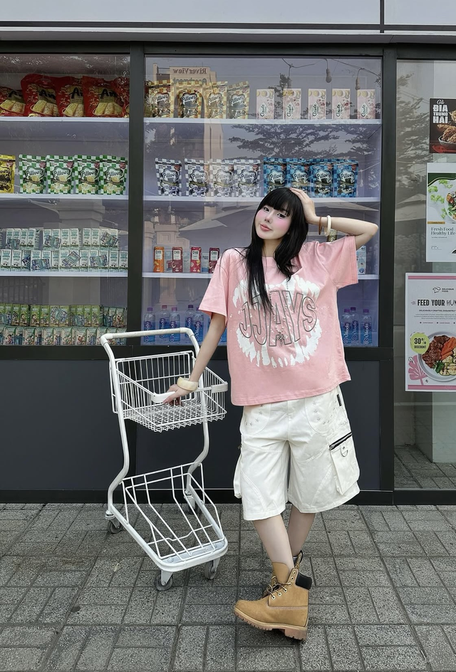 Cách phối áo phông xuống phố giúp nàng năng động, cuốn hút- Ảnh 6.