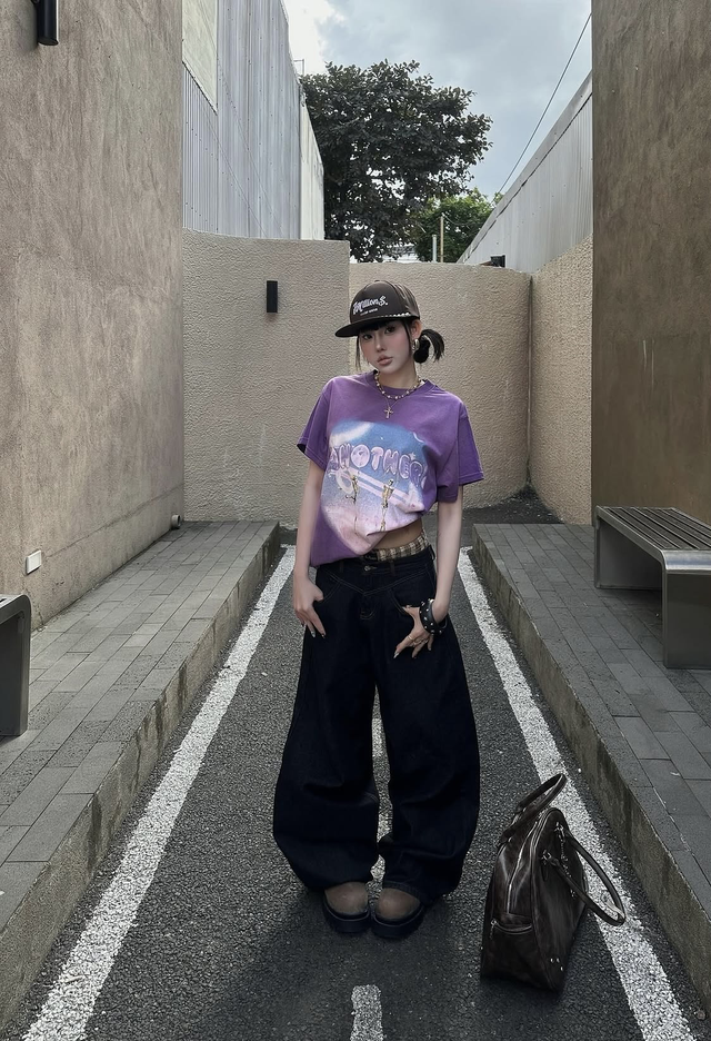 Cách phối áo phông xuống phố giúp nàng năng động, cuốn hút- Ảnh 7.