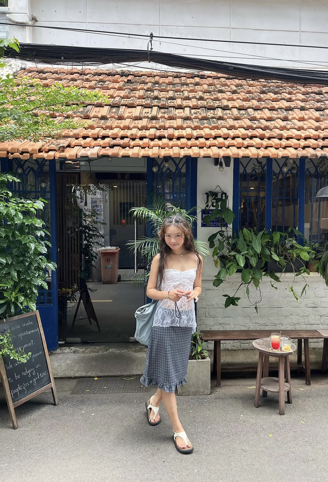 Bản giao hưởng dịu dàng của áo hai dây phối chân váy midi  - Ảnh 7.