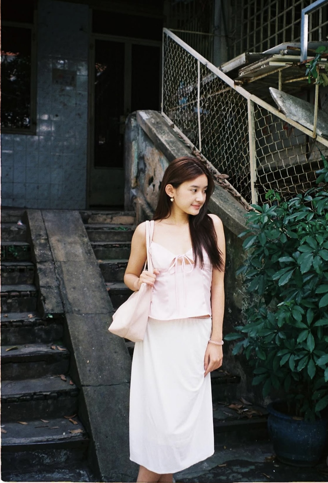 Bản giao hưởng dịu dàng của áo hai dây phối chân váy midi  - Ảnh 8.