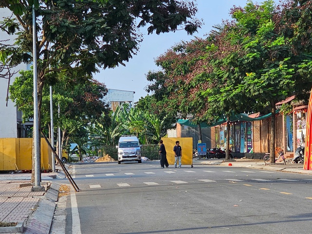 Điều tra vụ b&eacute; trai đuối nước tử vong tại hồ bơi ở phường B&igrave;nh T&acirc;n - Ảnh 1.