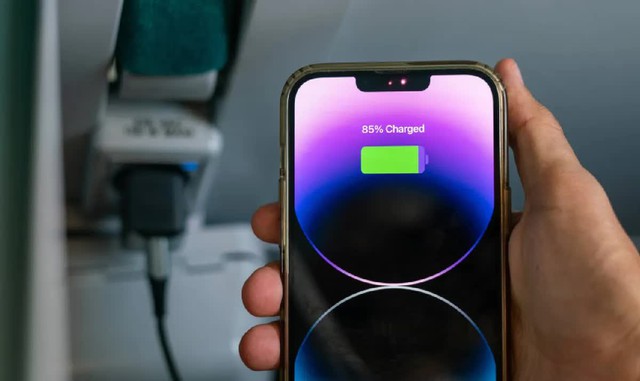 Th&oacute;i quen sạc pin phổ biến nhất đang l&agrave;m hỏng điện thoại - Ảnh 1.