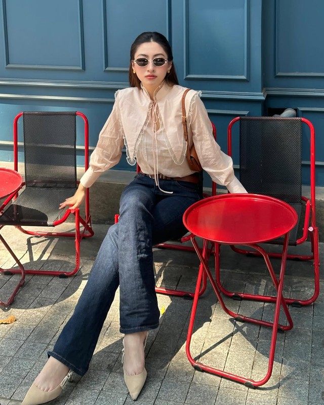 Áo blouse cách điệu mang chút điệu đà cho ngày hè - Ảnh 1.